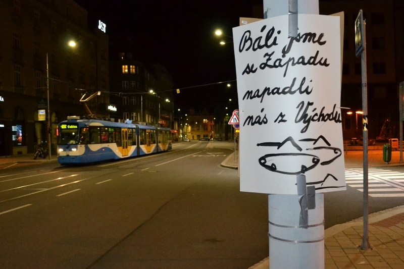 Plakáty se v ulicích objevily v noci z 20. na 21. srpna. 