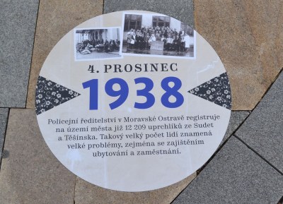 Jedna ze samolepek na dlažbě Masarykova náměstí připomíná příliv uprchlíků, kteří do Ostravy přicházeli ze Sudet a Těšínska. Foto: René Stejskal