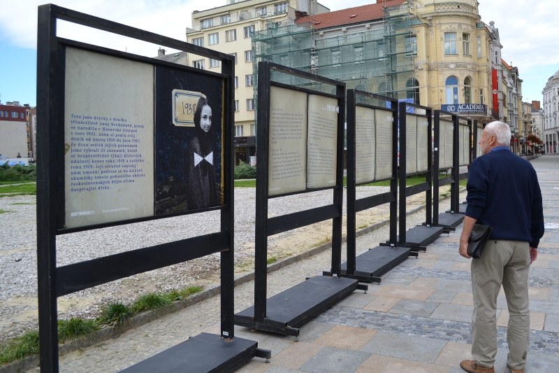 Úryvky z deníku Anny Svobodové si zájemci mohou přečíst na Masarykově náměstí.  Úryvky z deníku Anny Svobodové si zájemci mohou přečíst na Masarykově náměstí.