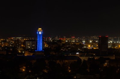 Věž Nové radnice v barvách ukrajinské vlajky. Foto: Jiří Zerzoň