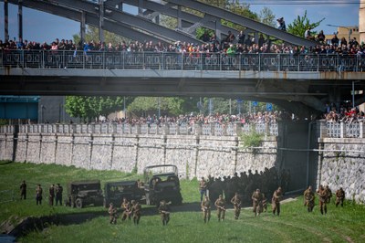 Oslavy 80. výročí osvobození v bermě řeky Ostravice. Foto: Lukáš Kaboň
