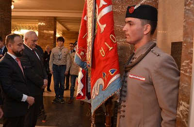 Primátor Tomáš Macura a náměstek Zbyněk Pražák kladou květy k pamětní desce obětem zla. Snímky Petr Havránek.