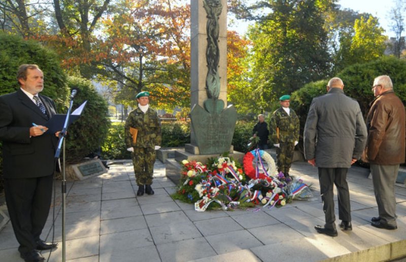 Z průběhu pietního aktu u Památníku bitvy u Zborova. Foto: J. Urban