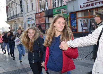 Do lidského řetězu se zapojily až tři tisíce lidí. Fota: Jiří Zerzoň a René Stejskal