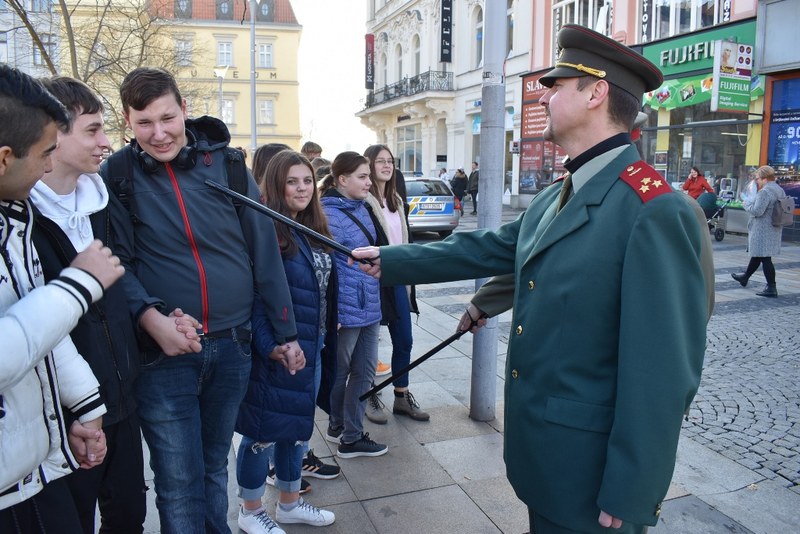 Dobovou atmosféru dotvářeli příslušníci Veřejné bezpečnosti. 