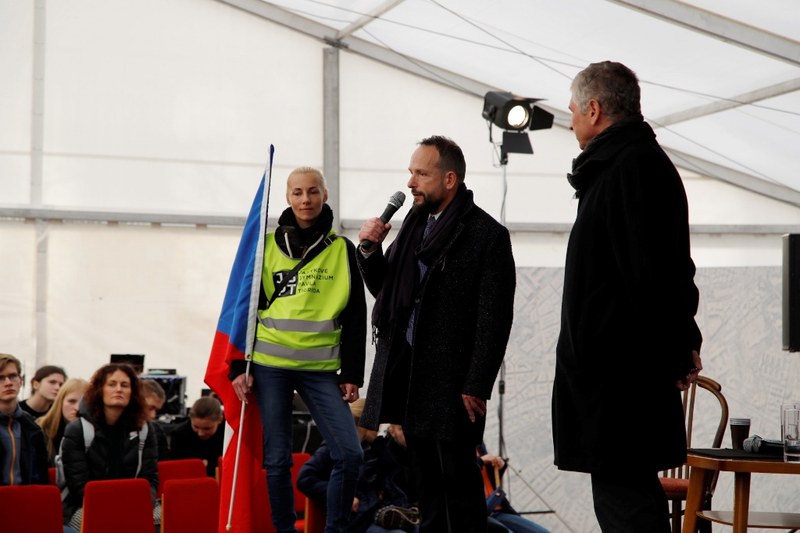 Primátor Tomáš Macura společně s hejtmanem Ivo Vondrákem zahájili oslavy výročí sametové revoluce.  Primátor Tomáš Macura společně s hejtmanem Ivo Vondrákem zahájili oslavy výročí sametové revoluce.