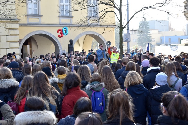 Zaplněné Masarykovo náměstí.