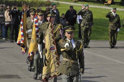 Nástup vojáků Armády ČR se zástavami při oslavě osvobození. Foto: J. Urban