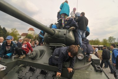 Příležitost vlézt si do legendárního tanku T-34 a osahat všechno vlastníma rukama využily hlavně děti. Foto: J. Urban