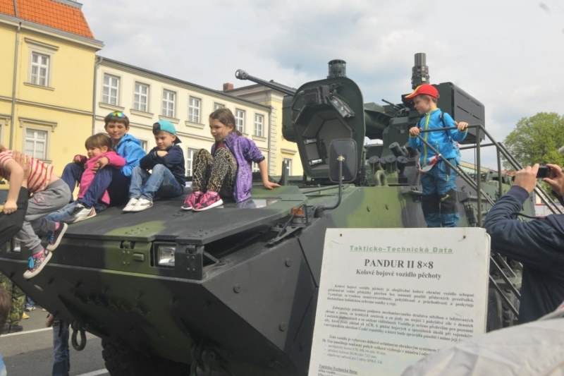 Bojové vozidlo Pandur při „mírové misi“ u Masarykova náměstní v Ostravě. 