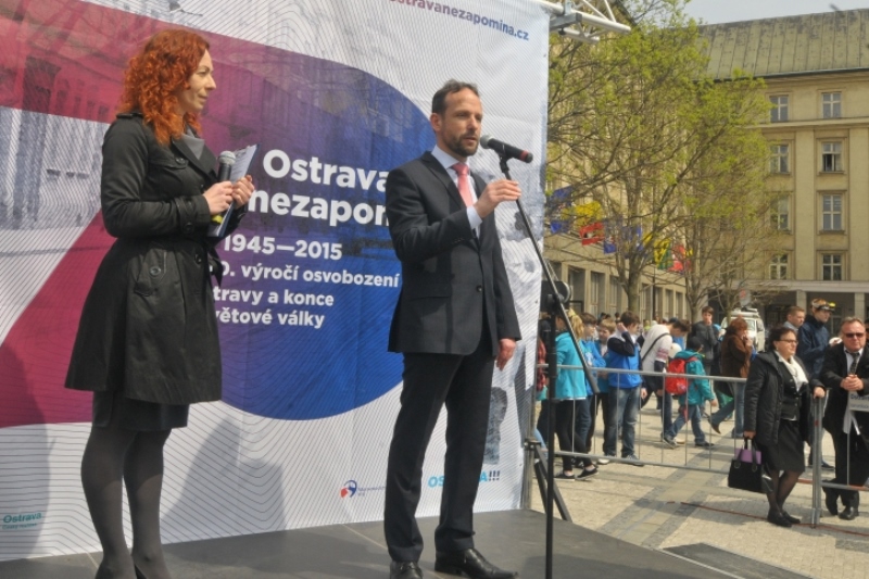 Primátor T. Macura při projevu na Prokešově náměstí.