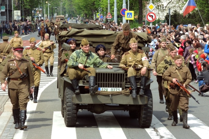 Slavnostní defilé si nenechaly ujít tisíce Ostravanů.