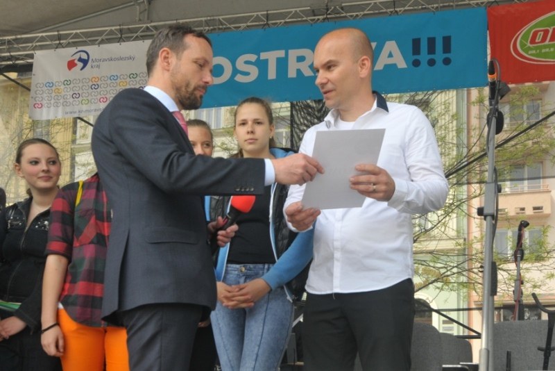 T. Macura předává diplom pro vítěze soutěže škol.