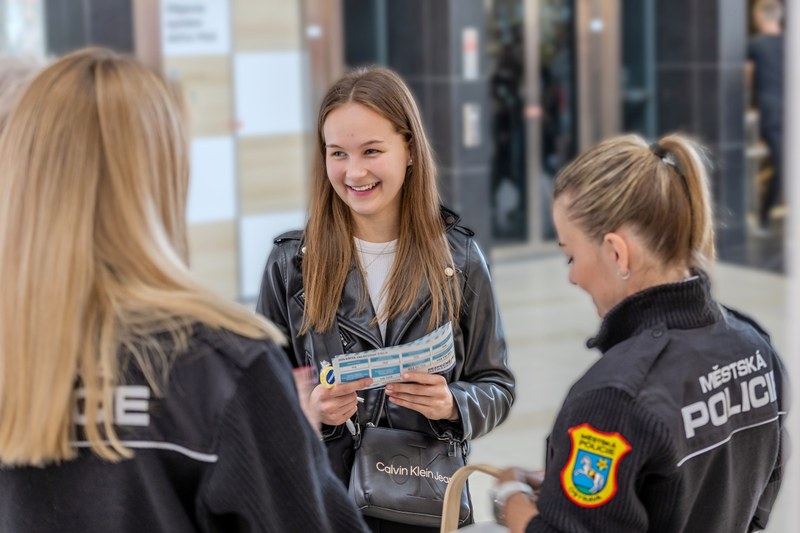 Preventistky Městské policie Ostrava v obchodním centru. Foto: MPO