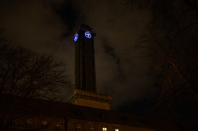 Ztemnělá věž Nové radnice. Foto: MMO