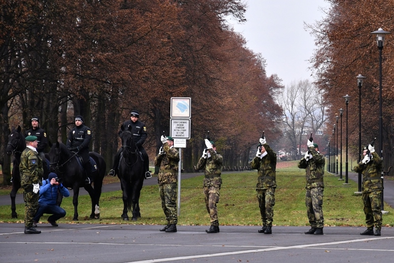 Součástí pietního aktu byla i slavnostní salva. 