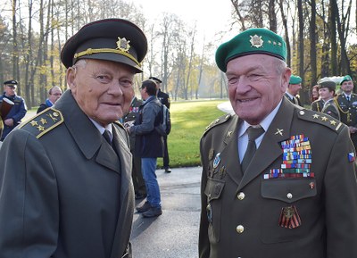 Na Dni veteránů v Komenského sadech se setkali účastník bojů o Kyjev a Duklu, 97letý  Jan Ihantík (vlevo) s Františkem Maškem. foto: René Stejskal