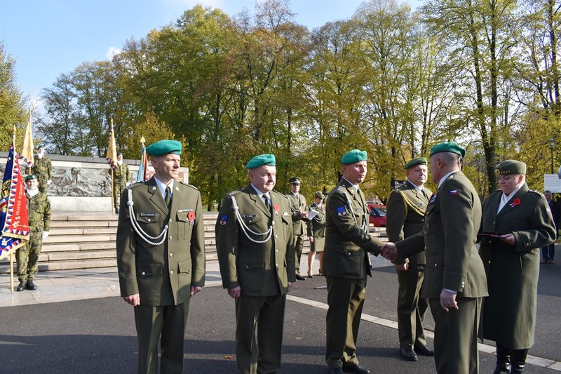 Ocenění vojáků. 