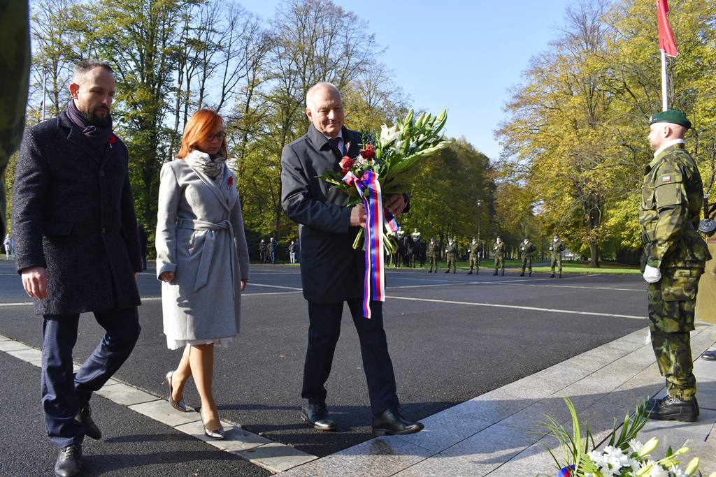 Věnec k památníku za město Ostrava položili (zleva) primátor Tomáš Macura a náměstci Zuzana Bajgarová a Zbyněk Pražák.  