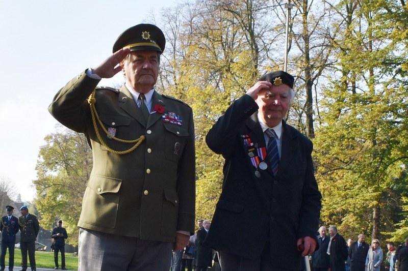 Vzpomínkového aktu se zúčastnil i 93letý veterán Jan Prokesz z Třince (vpravo).  Vzpomínkového aktu se zúčastnil i 93letý veterán Jan Prokesz z Třince (vpravo).