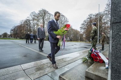 Primátor Tomáš Macura a náměstek primátora Zbyněk Pražák při pietním aktu v Komenského sadech. Foto: J. Zerzoň