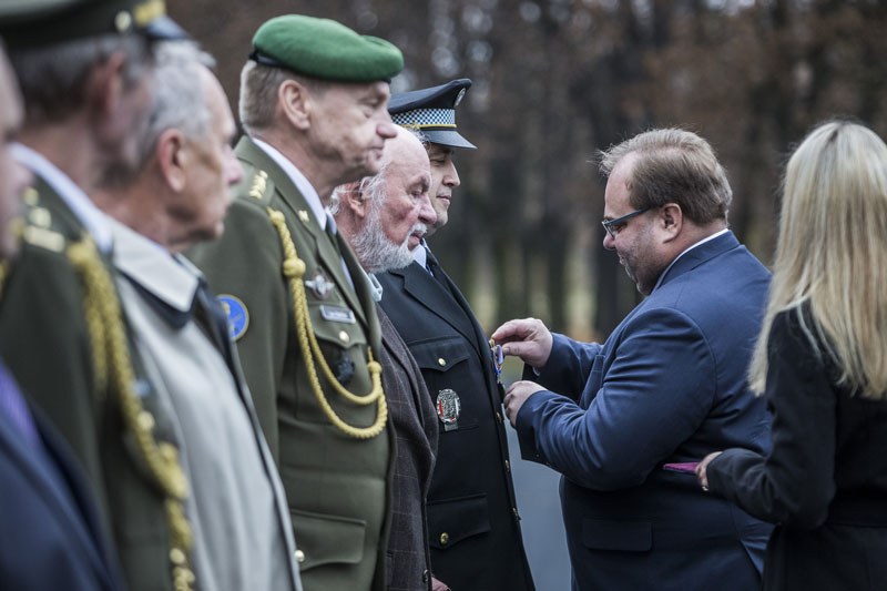 Pamětní medaile pro Jiřího Samka z MPO.