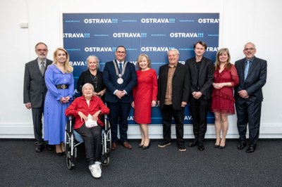 Oceněné osobnosti nebo jejich zástupci se členy vedení města. Foto: Adolf Horsinka