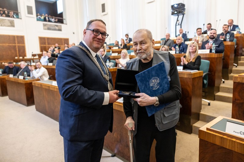 Ostravský primátor Jan Dohnal při udělení Ceny města Pavlu Cisovskému