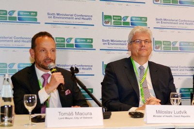 Primátor Tomáš Macura vyhlašuje kandidaturu Ostravy na Zelené město 2020. Vpravo naslouchá ministr zdravotnictví Miloslav Ludvík. Foto: René Stejskal 