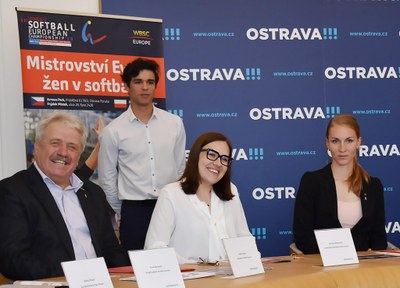 Prezident Arrows Radim Kepák, náměstkyně primátora Ostravy Andrea Hoffmannová a Helena Novotná z Evropské softbalové federace na tiskové konferenci k ME v softbalu. Foto: René Stejskal 