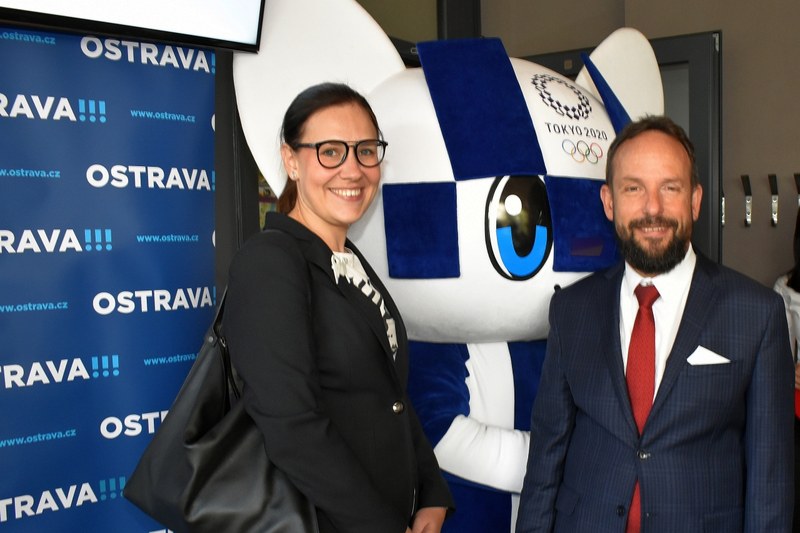 Primátor Tomáš Macura a náměstkyně Andrea Hoffmannová s olympijským maskotem.