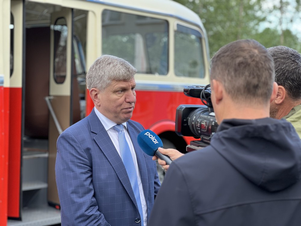 Předseda dozorčí rady DPO Lukáš Semerák před historickým autobusem Škoda 706 RO poskytuje rozhovor o renovaci tohoto vzácného kusu. Foto: DPO