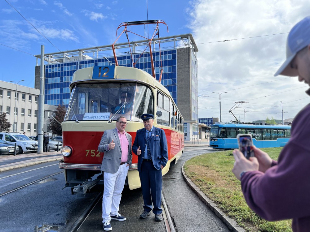 Ostravský primátor Jan Dohnal s historikem Dopravního podniku Jiřím Boháčkem před ikonickou tramvají T3. Foto: DPO