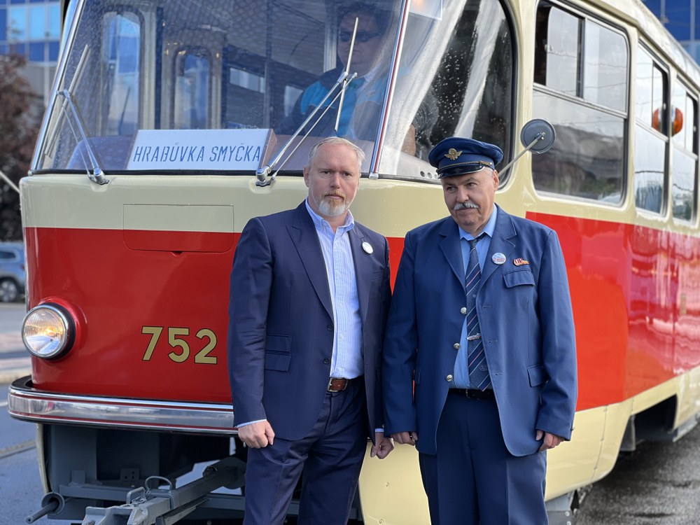 Prohlídku tramvaje T3 ve společnosti znalce ostravské veřejné dopravy Jiřího Boháčka si nenechal ujít ani náměstek primátora Břetislav Riger. Foto: DPO