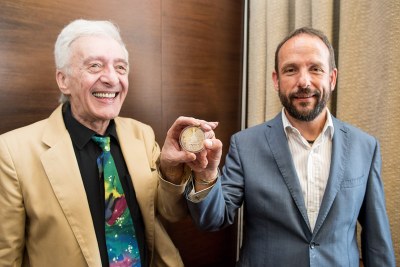 Primátor Tomáš Macura s autorem návrhu Vladimírem Pavlicou představují jubilejní medaili. Foto: Lukáš Kaboň