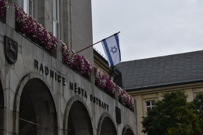 Izraelská vlajka na budově Nové radnice. Foto: MMO