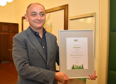 První náměstek primátora Ostravy Radim Babinec s oceněním. Foto: René Stejskal