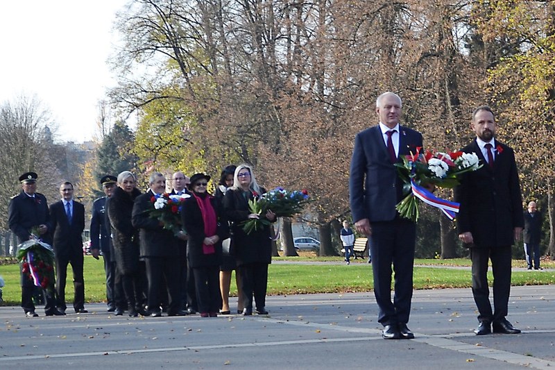 Za město Ostravu položili kytici k památníku primátor Tomáš Macura a náměstek Zbyněk Pražák.  Za město Ostravu položili kytici k památníku primátor Tomáš Macura a náměstek Zbyněk Pražák.