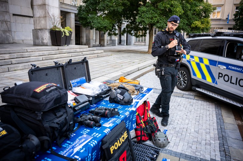 Policista prezentuje nově pořízené vybavení. Foto: Lukáš Kaboň
