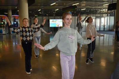 Ukrajinská děvčata při návštěvě Dolních Vítkovic neplánovaně předvedla svým hostitelům baletní ukázku. Foto: MMO