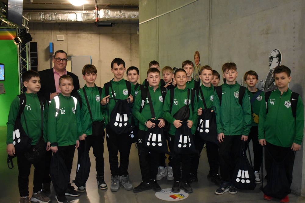 Ostravský primátor Jan Dohnal s malými fotbalisty z ukrajinského Dnipra