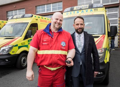 Primátor Tomáš Macura právě předal řidiči klíče od nové sanitky. Foto: Jiří Zerzoň
