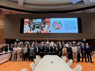 Společná fotografie účastníků ženevského Fóra starostů 2024. Foto: forumofmayors.unece.org