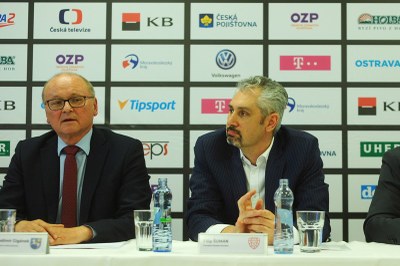 Námětek primátora Vladimír Cigánek (vlevo) na tiskové konferenci k Superfinále s šéfem českého florbalu Filipem Šumanem. Foto: ČF