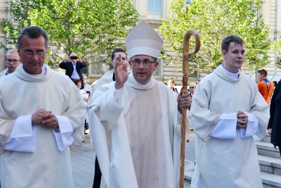 Nový pomocný biskup Martin David žehná věřícím shromážděným před ostravskou katedrálou. Foto: René Stejskal 