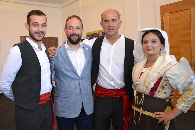 Primátor Tomáš Macura s členy italského souboru Le Tradizioni Minturno. Primátor Tomáš Macura s členy italského souboru Le Tradizioni Minturno.