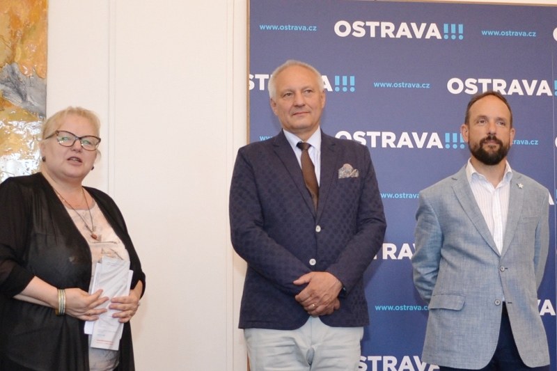 Ředitelka festivalu Kateřina Macečková, náměstek primátora Zbyněk Pražák a primátor Tomáš Macura zahajují festival. Ředitelka festivalu Kateřina Macečková, náměstek primátora Zbyněk Pražák a primátor Tomáš Macura zahajují festival.