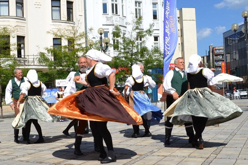 Své umění předvedl divákům i členové pražského souboru Bejvávalo.