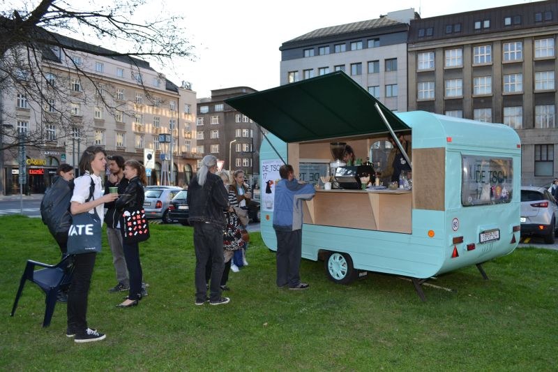 Berlínský stánek s občerstvením Rixbox nabízí kávu, polévky a chilli con carne na náměstí Dr. E. Beneše. Berlínský stánek s občerstvením Rixbox nabízí kávu, polévky a chilli con carne na náměstí Dr. E. Beneše.