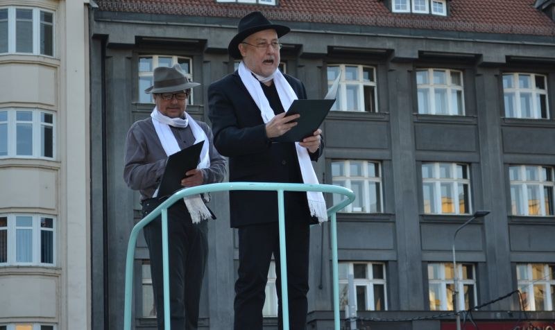 Herci Tomáš Jirman (vlevo) a Jan Fišar zahájili Festival pro náměstí a připomenuli spolupráci českých a německých umělců ve 30. letech min. století. Herci Tomáš Jirman (vlevo) a Jan Fišar zahájili Festival pro náměstí a připomenuli spolupráci českých a německých umělců ve 30. letech min. století.